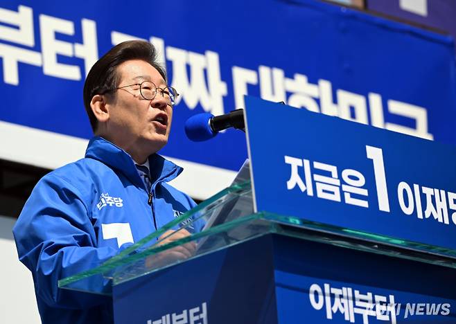 이재명 더불어민주당 대선 후보가 12일 서울 광화문 청계광장에서 발언을 하고 있다. 곽경근 대기자