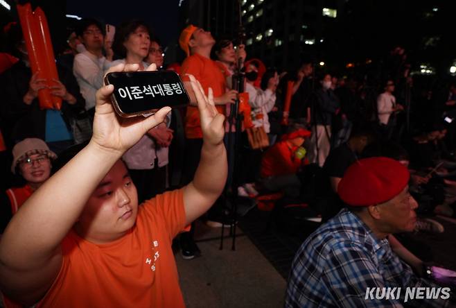이준석 개혁신당 대통령 후보가 서울 첫 집중유세에 나선 12일 서울 중구 청계광장에서 지지자가 환호하고 있다.