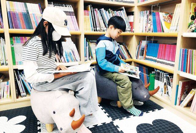 경북 칠곡군 경부고속도로 상행선(서울방향) 칠곡휴게소 안에 마련된 아이사랑 도서관에서 어린이들이 책을 읽고 있다. 이 도서관은 대출 기록, 반납 기한도 없이 전적으로 이용객 자율에 맡기는 방식으로 운영된다. 칠곡군 제공