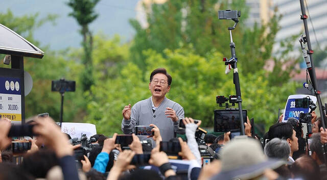 11일 전남 화순군 화순읍에서 열린 더불어민주당 이재명 대선 후보의 골목골목 경청투어에서 주민 및 유튜버 등이 이 후보의 연설 장면을 촬영하고 있다.  연합뉴스