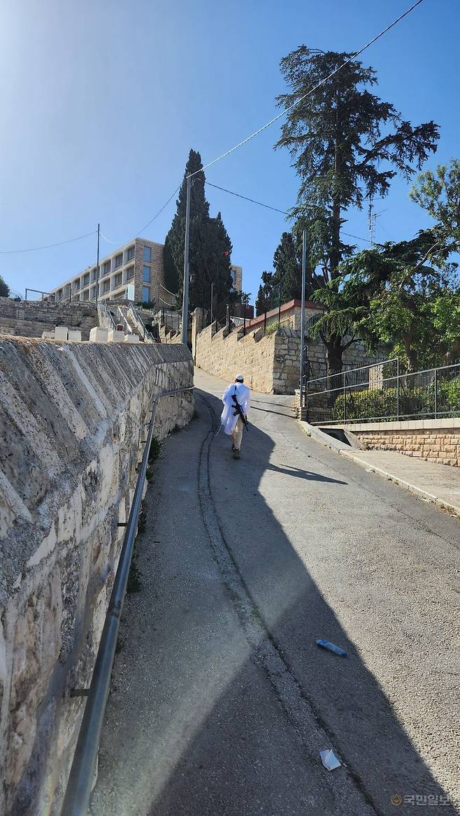 자동소총을 매고 감람산에 오르는 유대인.