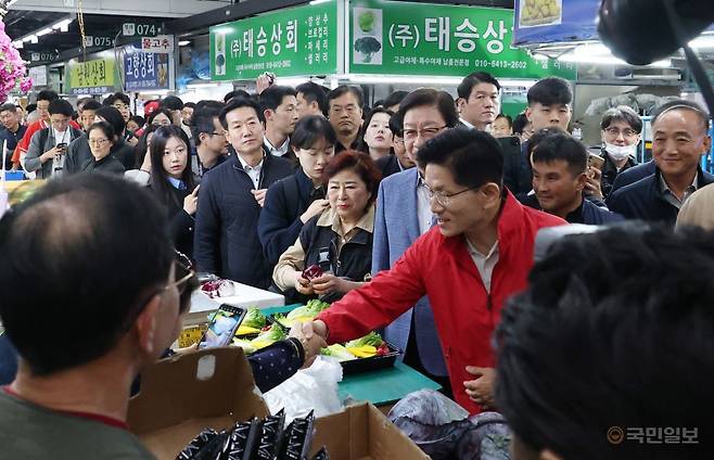 김문수 국민의힘 대선 후보가 제21대 대통령선거 공식 선거운동 첫날인 12일 오전 서울 송파구 가락시장을 찾아 상인들과 인사를 나누고 있다. 최현규 기자