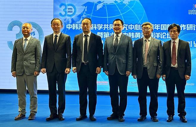 12일 중국 칭다오 제1해양연구소에서 열린 한·중 해양과학공동연구센터 설립 30주년 기념식에서 이희승 한국해양과학기술원 원장(왼쪽 두번째), 김명진 해양수산부 해양정책관, 왕안타오 중국 자연자원부 국제합작사 부사장, 리티에강 제1해양연구소 소장 등 한·중 양국 주요 인사들이 기념촬영을 하고 있다. 한국해양과학기술원 제공