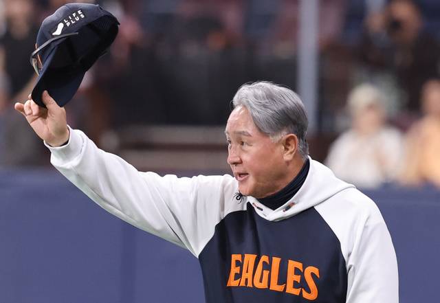 한화 이글스 김경문 감독이 11일 서울 고척스카이돔에서 열린 키움 히어로즈 경기에서 8대 0으로 승리한 후 모자를 벗고 관중들에게 인사하고 있다. 이날 승리로 12연승을 달린 한화는 2승만 더하면 팀 최다 연승인 14연승을 달성한다. 연합뉴스