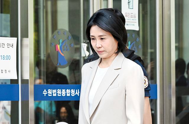 이재명 더불어민주당 대선 후보의 부인 김혜경씨가 12일 경기도 수원시 영통구 수원지방법원에서 열린 공직선거법 위반 혐의 항소심 선고 공판을 마친 뒤 법원을 나서고 있다. 뉴시스