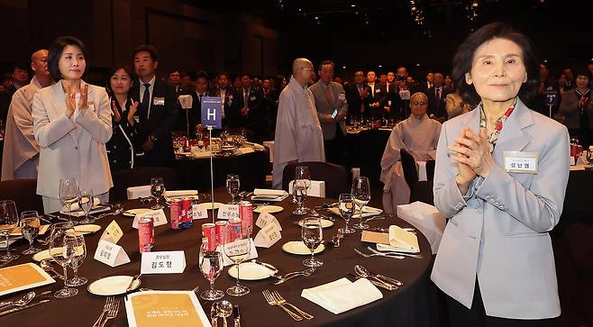 중앙신도회 기념식 참석한 이재명·김문수 부인. 연합뉴스