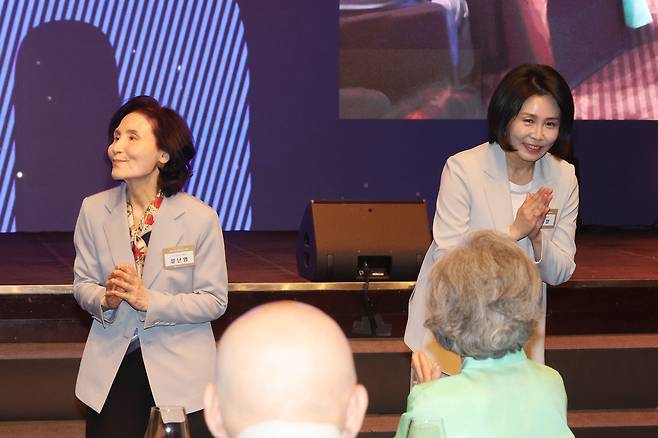 중앙신도회 기념식 참석한 이재명·김문수 부인. 연합뉴스