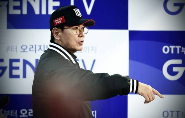 최근 계속된 부진으로 깊은 고민에 빠진 이강철 KT 위즈 감독. 경기일보DB