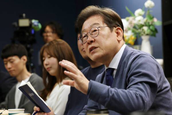 더불어민주당 이재명 대선 후보가 21대 대선 공식 선거운동이 시작된 12일 경기 성남 판교에서 IT 개발자들과 대화하고 있다. 연합뉴스