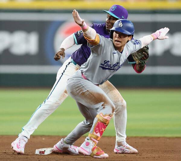 12일 열린 미국프로야구 애리조나 다이아몬드백스전에서 6회 안타를 치고 2루까지 달린 김혜성(LA 다저스)이 세이프 제스처를 하고 있다. 하지만 김혜성은 비디오 판독 끝에 아웃 판정을 받아 안타로 기록됐다.AFP=연합뉴스