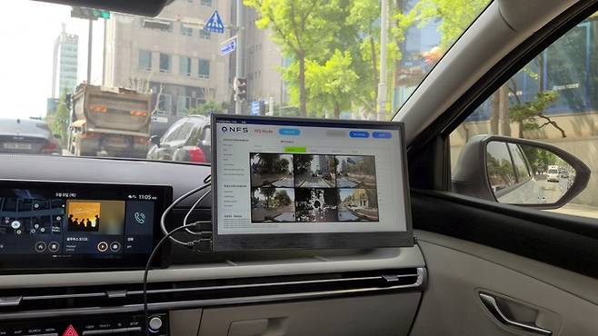 현대오토에버의 도로정보 수집용 차량 ‘NFS(Next Field Survey)’가 도로를 달리며 정보를 수집하고 있다. 5개의 카메라 영상과 1개의 라이다 정보가 실시간으로 모니터링 되고 있는 모습 [한창호 기자]