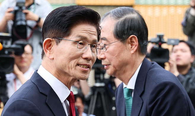 지난 8일 당시 국민의힘 김문수 대선후보와 무소속 한덕수 대선 예비후보가 서울 국회 사랑재에 위치한 커피숍에서 회동을 마친 후 취재진에 인사하고 있다. <연합뉴스>