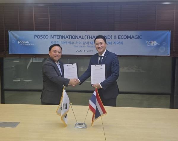 < (주)포스코인터내셔널 태국법인장 김우호법인장(우)과 에코매직(주) 박정준대표(좌)와 태국 독점 판매 계약을 체결했다 >