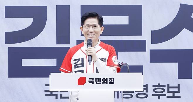 김문수 국민의힘 대선 후보가 12일 서울 영등포구 여의도 국민의힘 중앙당사에서 열린 중앙선대위 임명장 수여식에서 발언하고 있다. [사진 출처 = 공동취재단, 연합뉴스]