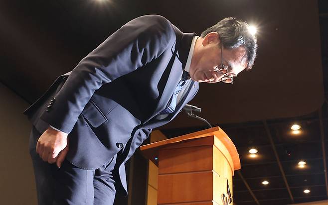 유영상 SK텔레콤 대표이사가 4월 25일 서울 중구 SKT타워에서 SK텔레콤 이용자 유심(USIM) 정보가 해커 공격으로 유출된 것과 관련해 고개 숙여 사과하고 있다. [이승환 기자]