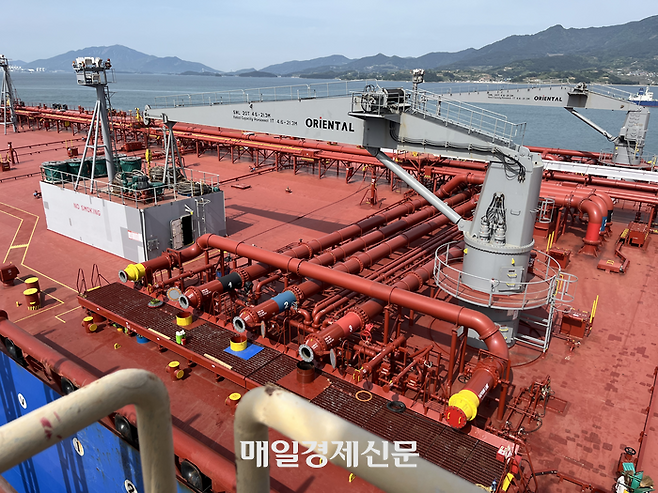 지하 암반공동으로부터 유조선까지 원유를 전달받을 파이프. [신유경 기자]