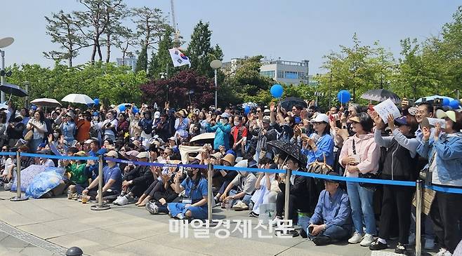 이재명 더불어민주당 대선 후보의 6·3 대통령선거 공식 선거운동 첫날인 12일 경기 화성시 동탄호수공원에 지지자들이 모여 있다. 이 후보는 이날 ‘K-이니셔티브 벨트’에서 유세를 펼치기 위해 경기 성남 판교와 화성 동탄, 대전을 찾았다. [한수진기자]