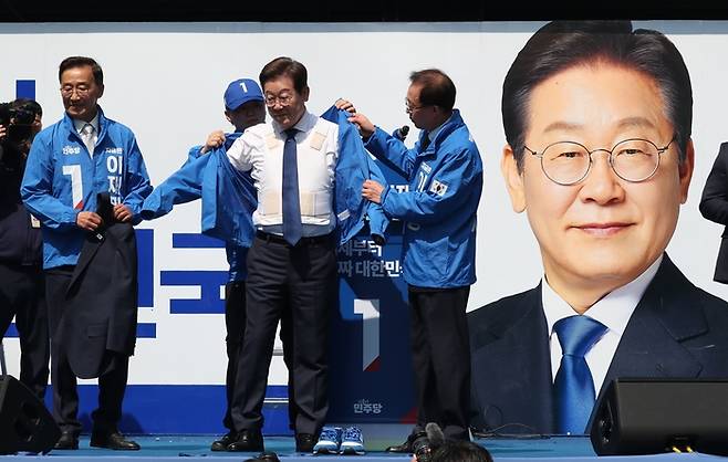 이재명 민주당 대통령 후보가 12일 오전 서울 광화문 청계광장에서 열린 ‘빛의 혁명’ 대선 출정식에서 방탄복을 입은 채 선거 점퍼를 입고 있다. [김호영 기자]