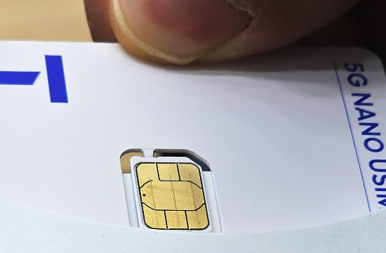 12일 서울 시내 한 SK텔레콤 대리점에서 직원들이 유심 재설정을 시연하고 있다. (사진=연합뉴스)