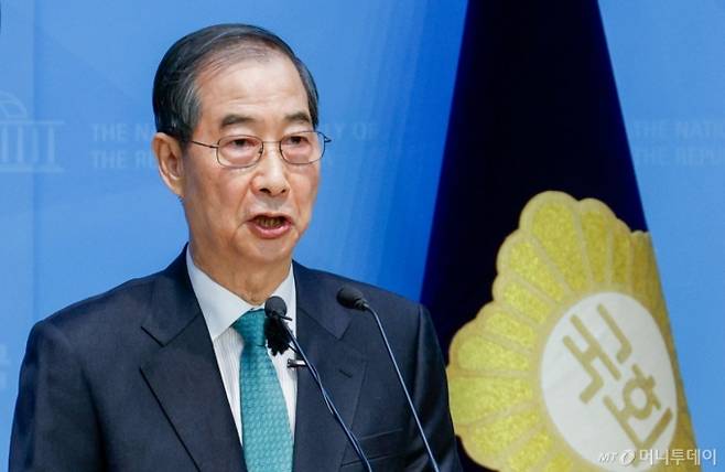 한덕수 전 국무총리가 2일 오전 서울 여의도 국회 소통관에서 '국민께 드리는 약속'을 주제로 제21대 대통령 선거 출마를 선언하고 있다. 2025.5.2/사진=뉴스1 /사진=(서울=뉴스1) 안은나 기자