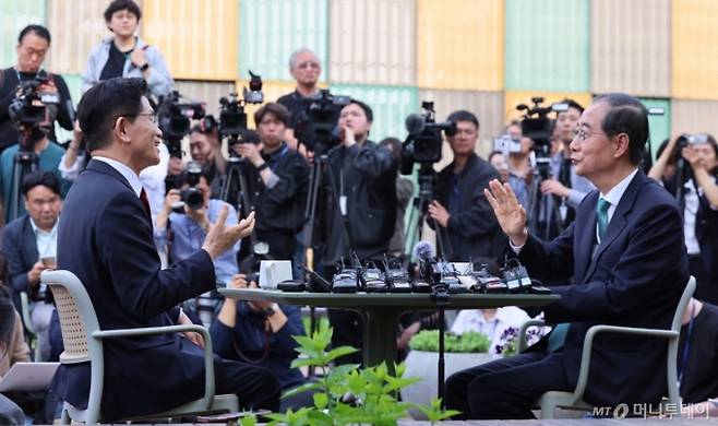 김문수 국민의힘 대선 후보와 한덕수 무소속 대선 후보가 8일 서울 여의도 국회 내 카페에서 단일화 관련 회동을 하고 있다. 2025.05.08. /사진=뉴시스 /사진=권창회