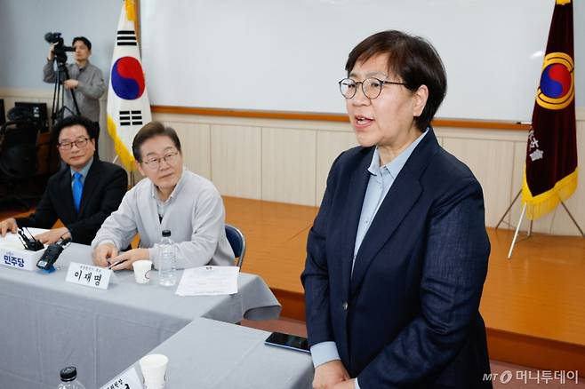 (익산=뉴스1) 안은나 기자 = 이재명 더불어민주당 대통령 후보가 2차 골목골목 경청투어 마지막 날인 7일 오후 전북 익산시 대한노인회 익산지회에서 열린 임원과의 간담회에서 참석해 정은경 총괄선대위원장 인사말을 듣고 있다. 2025.5.7/뉴스1  Copyright (C) 뉴스1. All rights reserved. 무단 전재 및 재배포,  AI학습 이용 금지. /사진=(익산=뉴스1) 안은나 기자