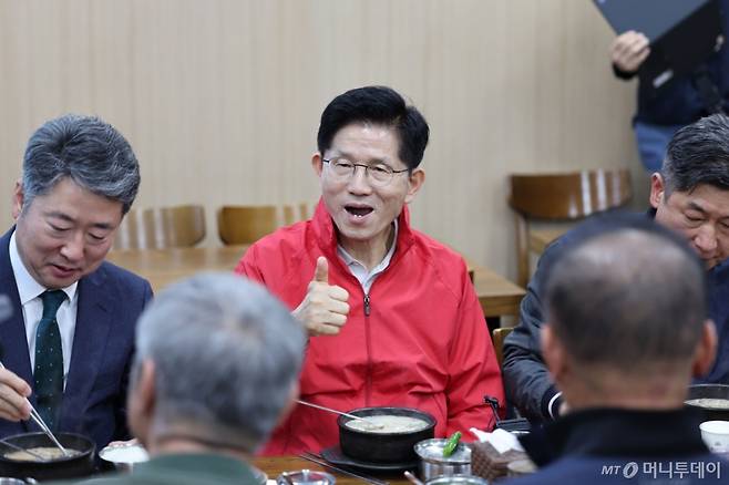 [서울=뉴시스] 권창회 기자 = 제21대 대통령선거 공식 선거운동 첫날인 12일 오전 김문수 국민의힘 대선 후보가 서울 송파구 가락시장을 방문해 순대국밥을 먹으며 ‘엄지척’을 하고 있다. 2025.05.12. kch0523@newsis.com /사진=권창회