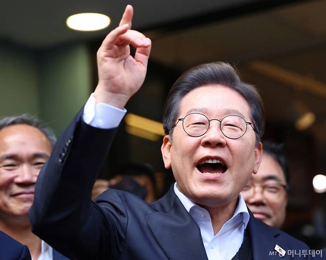 [진주=뉴시스] 조성우 기자 = 민심을 청취하는 '경청 투어'에 나선 이재명 더불어민주당 대선후보가 10일 경남 진주시 대안동 차없는 거리에서 연설하고 있다. (공동취재) 2025.05.10. photo@newsis.com /사진=