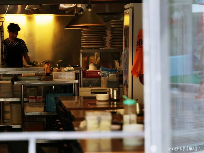 (서울=뉴스1) 황기선 기자 = 8일 서울 시내 한 음식점에서 점원이 영업준비를 하고 있다.  이날 소상공인시장진흥공단의 '2025년 4월 소상공인시장 경기동향조사'에 따르면 소상공인의 올해 5월 전망 BSI는 63.6으로 전월보다 2.9p 하락했다.  BSI는 사업체의 실적과 계획 등 주관적 의견을 수치화해 전반적인 경기동향을 파악하는 경기 예측 지표로 100을 기준으로 이상일 경우 '경기 실적이 호전됐다'는 의미이며 미만이면 '악화했음'을 나타낸다.  2025.5.8/뉴스1  Copyright (C) 뉴스1. All rights reserved. 무단 전재 및 재배포,  AI학습 이용 금지. /사진=(서울=뉴스1) 황기선 기자