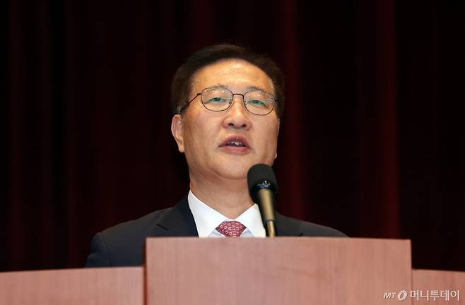 [과천=뉴시스] 이영환 기자 = 박성재 법무부 장관이 7일 오후 경기 과천시 법무부에서 열린 신임검사 임관식에서 당부말을 전하고 있다. 2025.05.07. 20hwan@newsis.com /사진=이영환