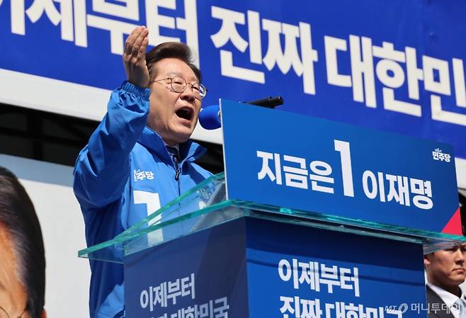 [서울=뉴시스] 조성우 기자 = 이재명 더불어민주당 대선후보가 제21대 대통령선거 공식 선거운동이 시작된 12일 오전 서울 청계광장에서 열린 중앙선거대책위원회 출정식에서 지지를 호소하고 있다. (공동취재) 2025.05.12. photo@newsis.com /사진=류현주