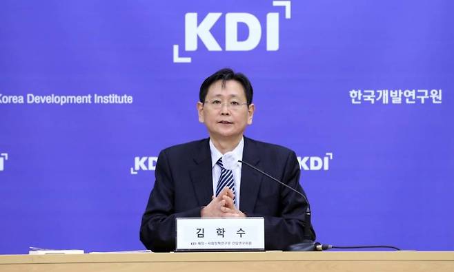 김학수 KDI 재정·사회정책연구부 선임연구위원이 24일 세종시 정부세종청사에서 코로나19 이후 재정여력 확충을 위한 정책과제에 대해 발표하고 있다. 2022.11.24./사진제공=뉴시스