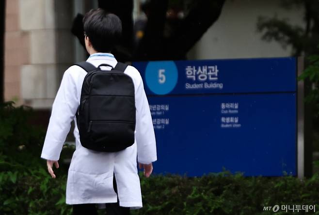 교육부는 전국 40개 의과대학 재학생 총 1만 9475명 중 42.6%인 8305명을 유급, 46명을 제적 처리한다고 9일 밝혔다/사진=뉴스1 /사진=(서울=뉴스1) 허경 기자