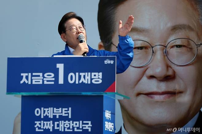 (화성=뉴스1) 안은나 기자 = 이재명 더불어민주당 대통령 후보가 제21대 대통령 선거 공식 선거운동 첫날인 12일 오후 경기 화성시 동탄 센트럴파크 음악분수중앙광장에서 열린 집중유세에서 연설을 하고 있다. (공동취재)  2025.5.12/뉴스1  Copyright (C) 뉴스1. All rights reserved. 무단 전재 및 재배포,  AI학습 이용 금지. /사진=(화성=뉴스1) 안은나 기자