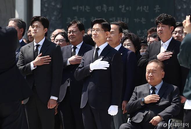 (대전=뉴스1) 김민지 기자 = 김문수 국민의힘 대통령 후보가 12일 대전 유성구 국립대전현충원 현충탑에서 김용태 비상대책위원장 내정자 등과 참배를 마치고 국민의례를 하고 있다. 2025.5.12/뉴스1  Copyright (C) 뉴스1. All rights reserved. 무단 전재 및 재배포,  AI학습 이용 금지. /사진=(대전=뉴스1) 김민지 기자