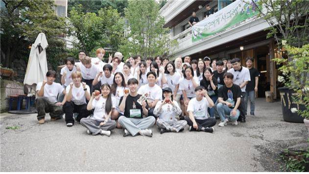 오마이어스의 친환경 행사에 참여한 청년들이 어스돔에서 기념 촬영 중이다/사진제공=오마이어스