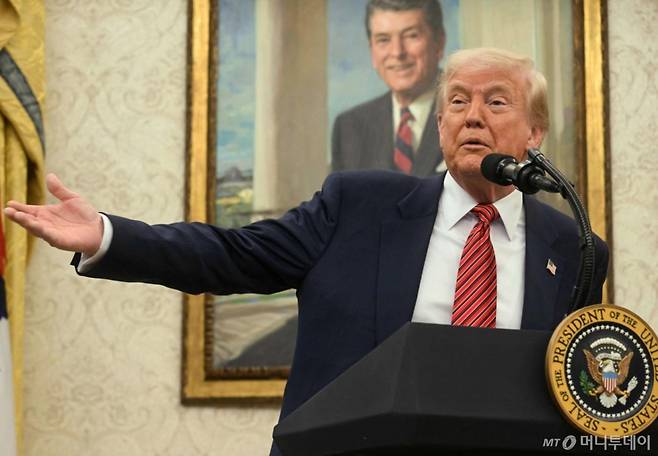 (워싱턴 AFP=뉴스1) 우동명 기자 = 도널드 트럼프 도널드 트럼프 미국 대통령이 7일(현지시간) 워싱턴 백악관에서 열린 데이비드 퍼듀 주중대사 선서식 행사에 참석해 “관세 추가 면제 조치는 검토하고 있지 않다”고 밝히고 있다. 2025.05.08  ⓒ AFP=뉴스1  Copyright (C) 뉴스1. All rights reserved. 무단 전재 및 재배포,  AI학습 이용 금지. /사진=(워싱턴 AFP=뉴스1)