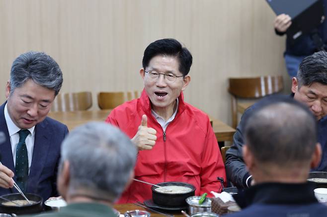 김문수 국민의힘 후보가 12일 경제 대통령이 되겠다고 다짐했다. 사진은 이날 오전 서울 송파구 가락시장에서 순대국밥을 먹는 김 후보. /사진=뉴시스