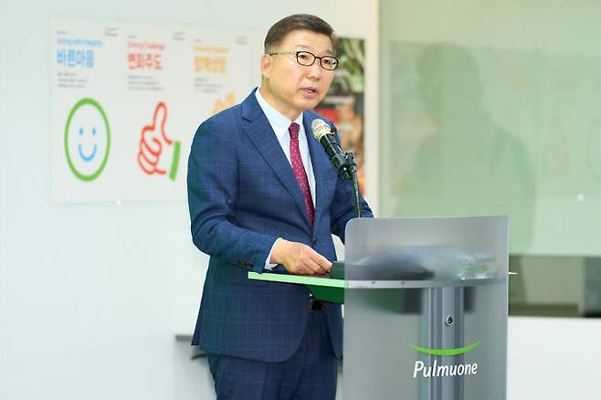 12일 서울 강남 수서 본사에서 열린 풀무원 창사 41주년 기념식에서 이우봉 총괄CEO가 '신경영선언'을 선포하고 있다. /사진=풀무원