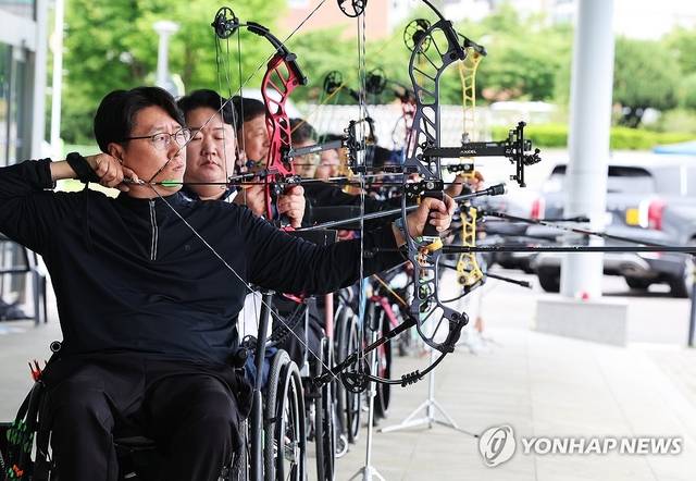 지난해 5월 7일 오후 경기도 수원시 장안구 보훈재활체육센터에서 열린 ‘제58회 전국상이군경체육대회’에서 양궁 경기가 진행되고 있다.  연합뉴스