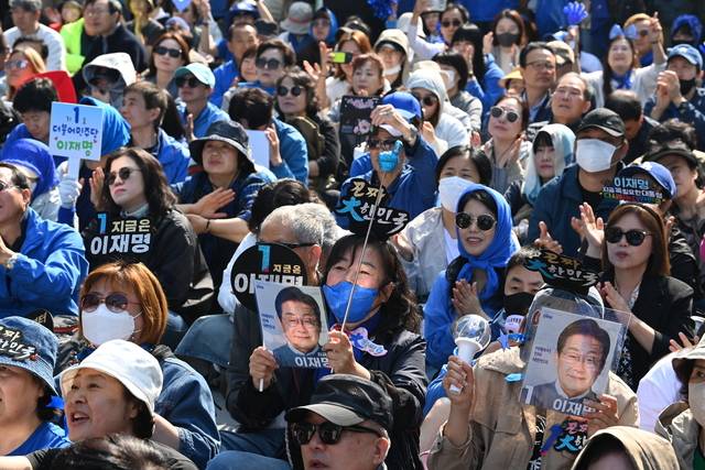 민주당 출정식 12일 오전 서울 중구 청계광장에서 열린 더불어민주당 중앙선거대책위원회 출정식에서 시민들이 이재명 민주당 대선 후보의 이름이 적힌 응원도구를 들어보이고 있다.  곽성호 기자