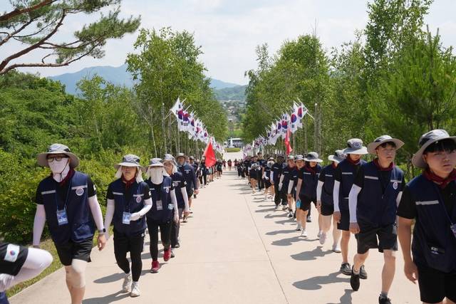 2024년 대한민국재향군인회가 주최한 국토대장정 프로그램에 참가한 대학생들이 강원 철원 백마고지를 향해 도보행진을 하고 있다. 대한민국재향군인회 제공