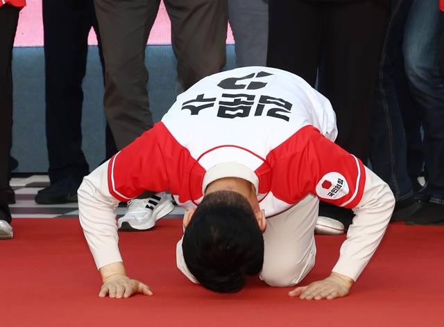 국민의힘 김문수 대선 후보가 12일 대구 서문시장에서 유세 중 큰절하고 있다.  사진공동취재단
