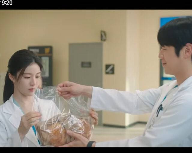 고윤정이 정준원이 사준 빵에 감격을 했다. / 유튜브 '채널십오야' 캡처