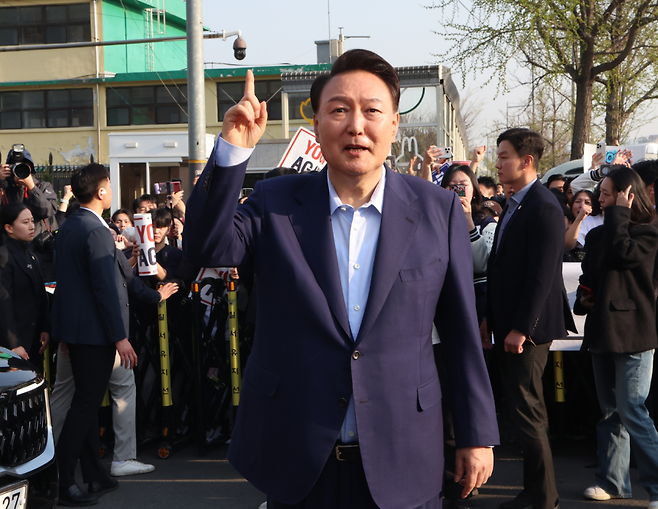 윤석열 전 대통령이 지난 4월 오후 서울 용산구 한남동 대통령 관저를 떠나기 앞서 정문 앞에서 지지자들과 인사를 하고 있다. [연합]