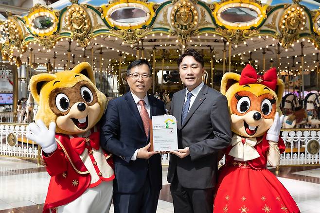 16년 청정인증서 전달. 한국표준협회 김태형 인증본부장(왼쪽)과 롯데월드 김기훈 영업본부장