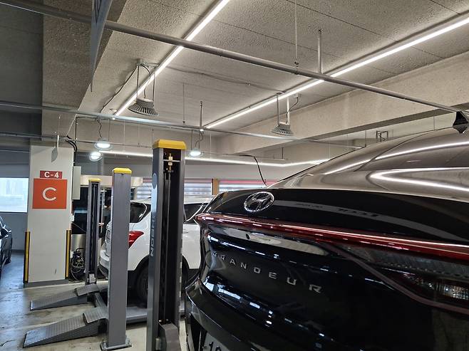 지난 8일 방문한 부천 국민차매매단지 5층 리프트에 차량이 올라와 있는 모습 [부천=김성우 기자]