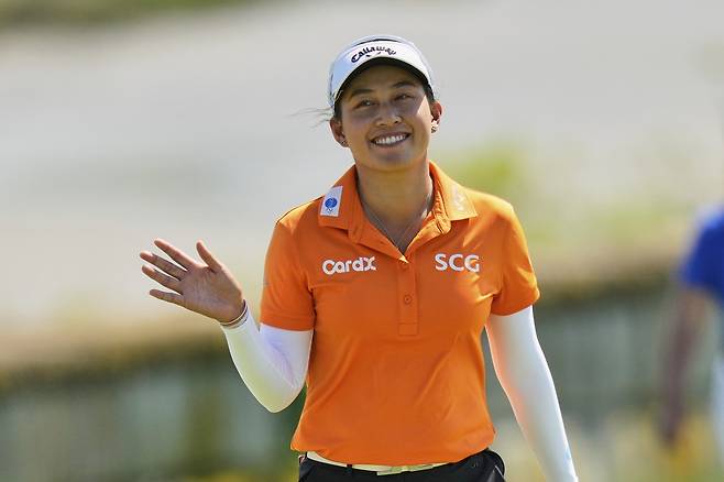 지노 티띠꾼이 12일(한국시간) LPGA 투어 미즈호 아메리카스오픈 최종라운드에서 18번홀 그린으로 걸어 오며 갤러리 환호에 답하고 있다.  [AP]