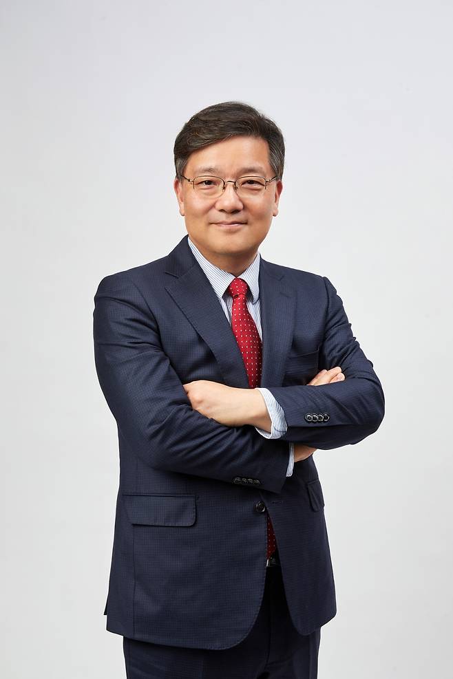 권남훈 산업연구원장이 최근 헤럴드경제와의 인터뷰에서 “도널드 트럼프 미국 행정부가 각국에 대해 상호관세를 부과해 수입물가가 높아지면 올해 미국 국내총생산(GDP)이 0.9% 떨어질 수 있다”고 전망했다.  [산업연구원 제공]