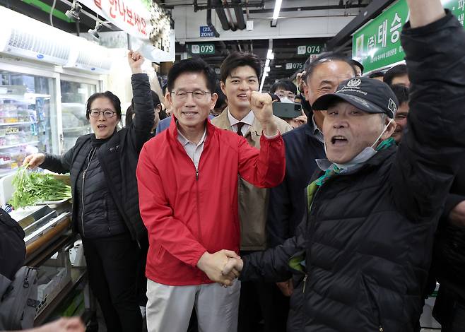 12일 새벽 김문수 국민의힘 대선 후보가 서울 송파구 가락시장을 찾아 상인들과 인사를 나누고 있다.  [연합]